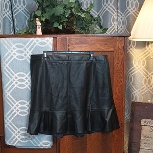 H2-23 NWT black Knee-length faux leather Trumpet Skirt with Ruffled Detail 22